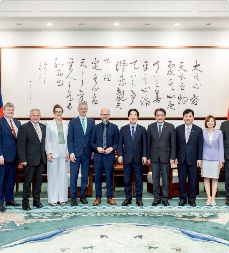中国台湾省，赖某某与德国人见面谈话。

就在今天上午，5月26日，赖某某笑呵呵地