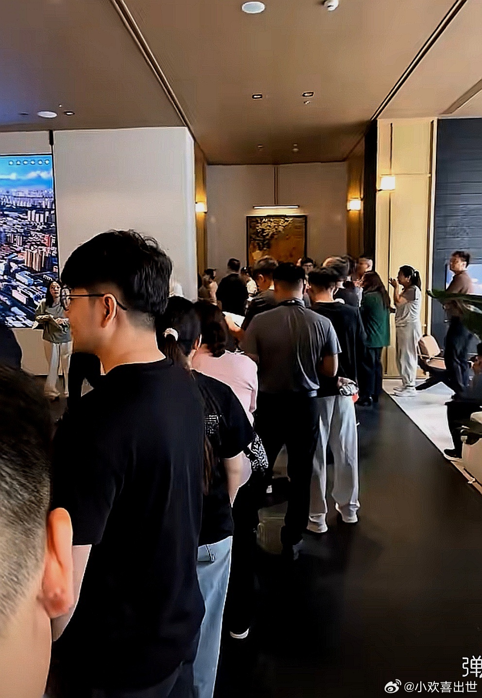 地铁交钱都得排队 