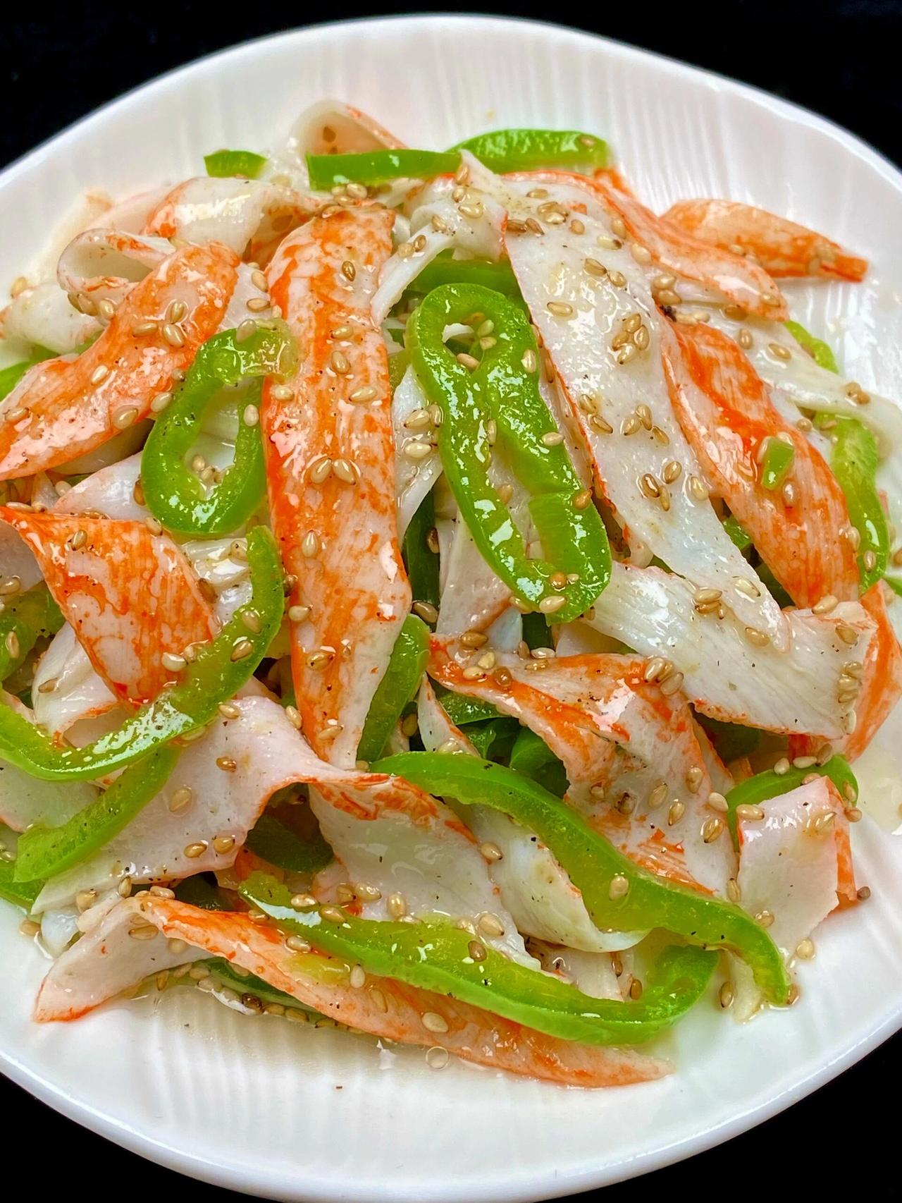 好吃到直接破防！分享一道超下饭的芝麻盐青椒蟹柳😋
蟹柳软嫩又弹牙，吸满了香味，