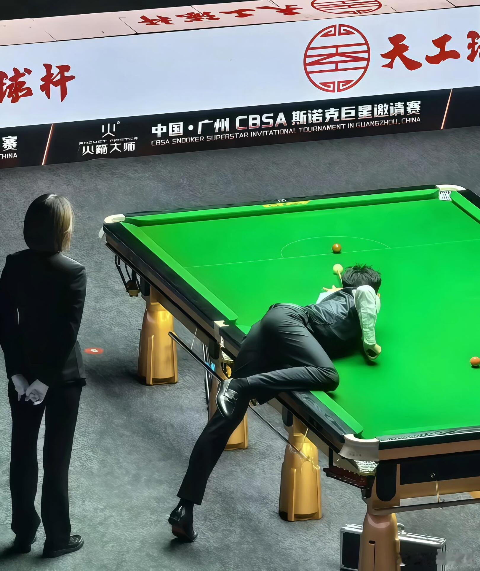 “所有人 感受!!!”明明不露分毫，却让人感到嗲骨天成！吴宜泽打台球这个是专业姿
