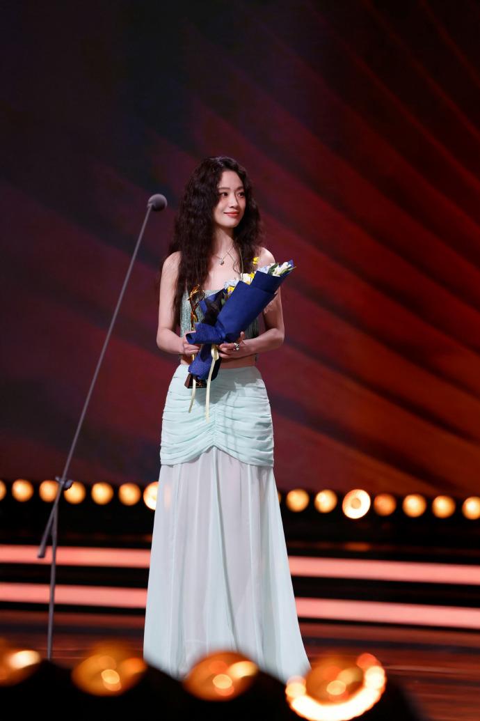 最近李梦在出席颁奖典礼的时候穿了一身蓝色的衣服，看起来格外的时尚，气质超好。
