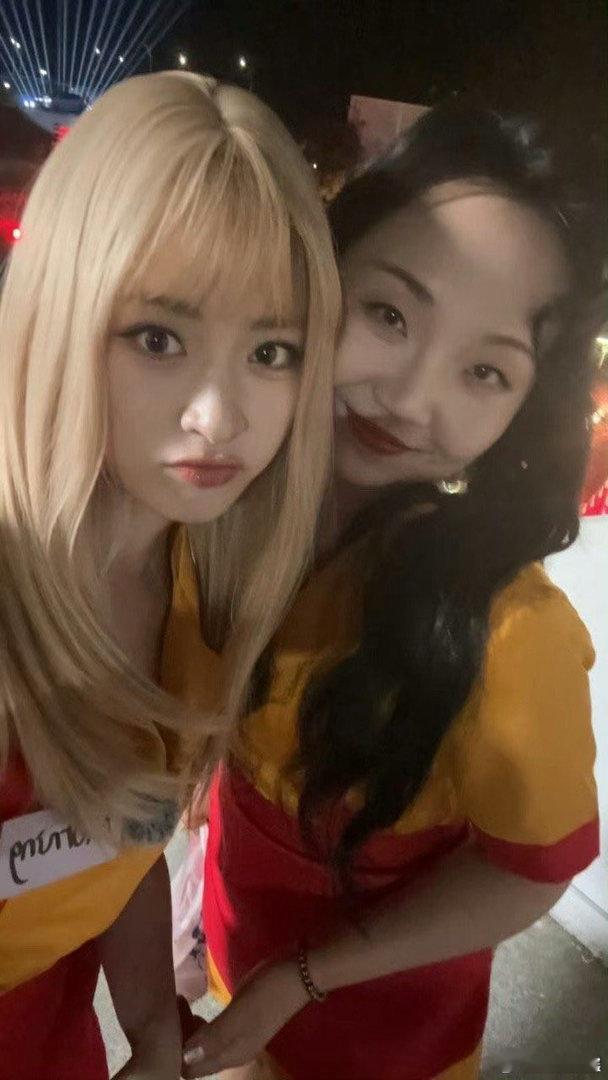 李嘉琦沈月穿了闺蜜装李嘉琦沈月又穿了闺蜜装谁懂这种不用约就撞穿搭的快乐，李嘉琦沈