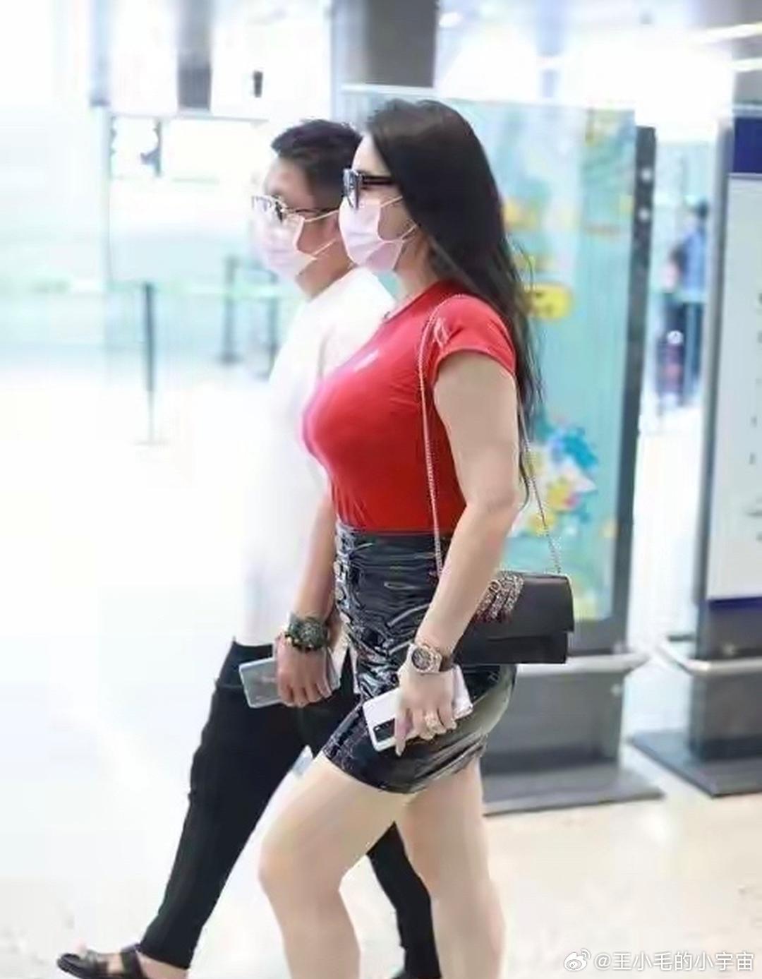 冉莹颖这身材确实很夸张，或许是为了凸显曲线，她还特意穿了塑形内衣，结果上半身比例