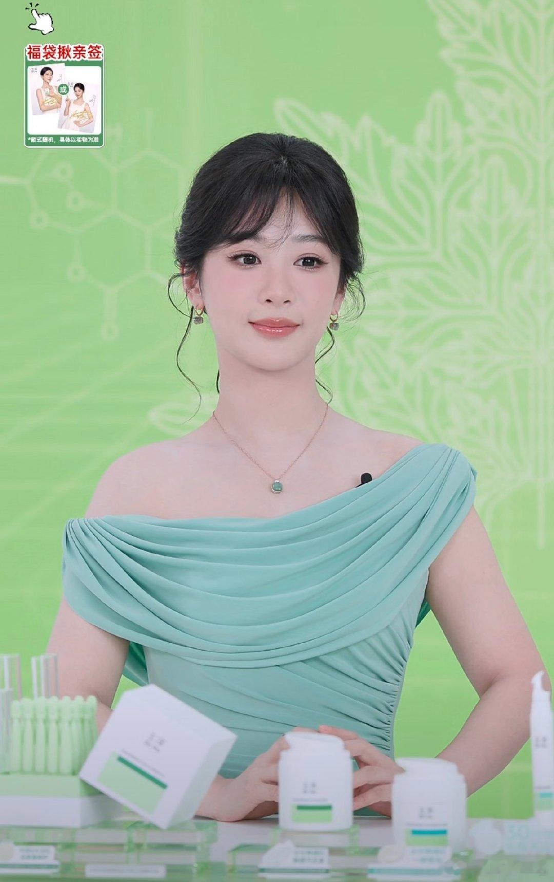 杨紫直播皮肤状态 近距离镜头下依旧能打！杨紫在直播间畅谈外景拍戏护肤心得，高原环