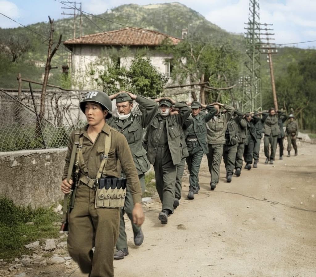 历史影像下的意大利战场！

图一：1945年4月，利古里亚大区，日裔美国大兵正押