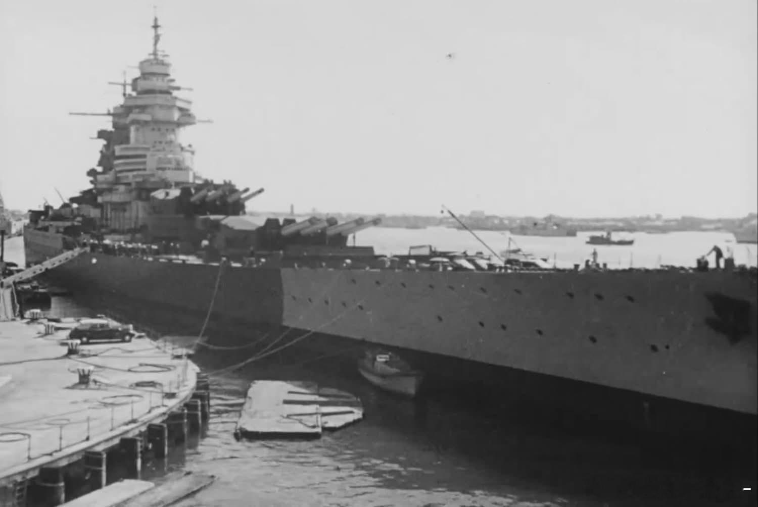 到达英国普茨矛斯港的法国海军黎塞留号战列舰，摄于1946年8月2日，可见上层建筑