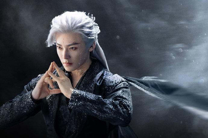 侯明昊的建模脸不是闹着玩的以后多让侯明昊拍这些 谁看侯明昊的脸不沦陷啊！360°