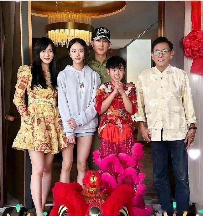 汪东城曝吴尊要当爷爷了家人们，最近娱乐圈又爆出了一个大瓜！汪东城爆料吴尊要当爷爷