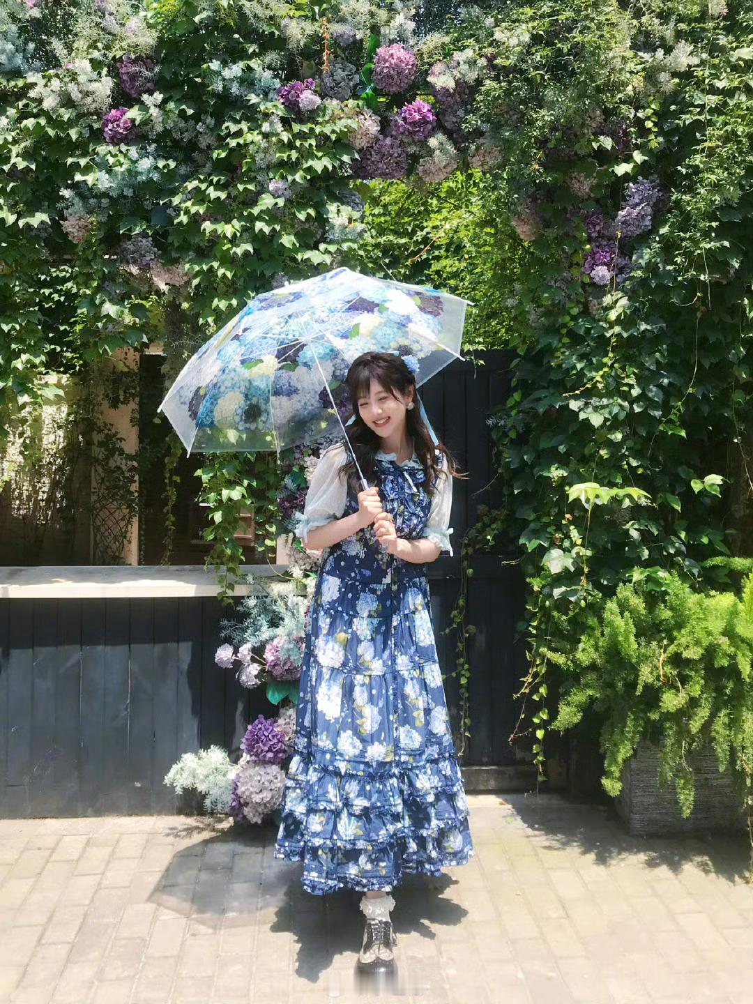 李艺彤对洛天依素颜一顿猛夸这是我爱看的同框🤩！李艺彤和洛天依合体舞台有点儿太萌
