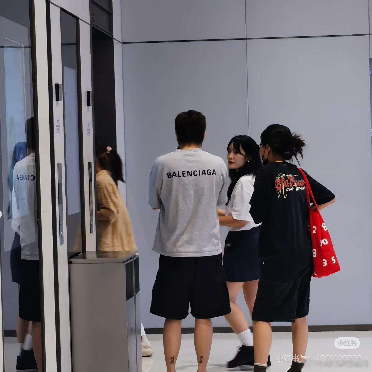 郝阿三又去踩点啦哈哈哈不错不错看明天热巴安慕希的场地脚上纹身是财什么双全？？ 