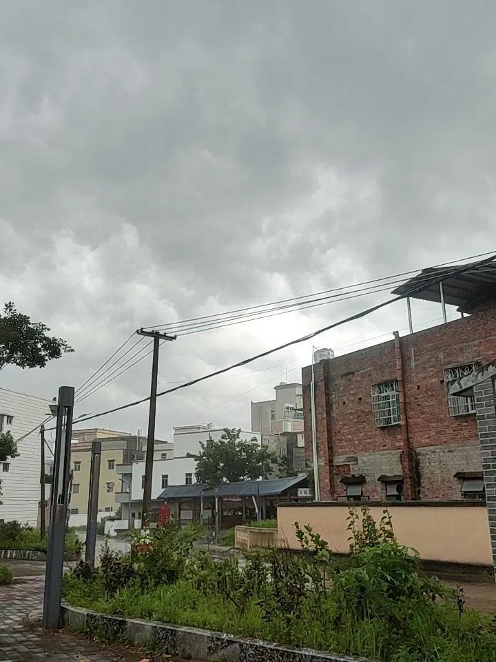 校园的日落，真是绝美的存在！记得有次在学校操场看日落，那场景至今难忘。太阳慢慢西