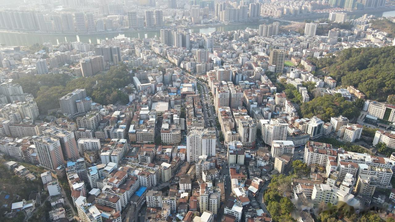 广东千年古县，人称小香港，人口约103万，消费水平挺高的。