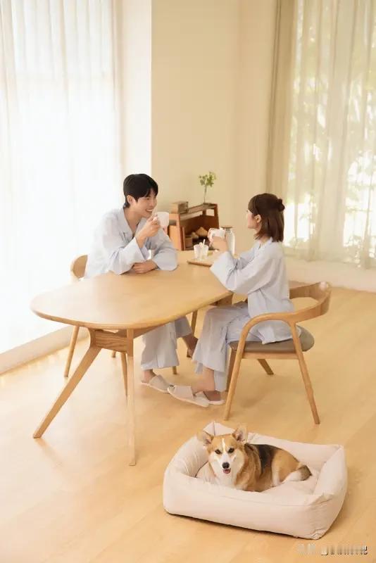 年轻时总盼着退休，
可真到了这一天，
滋味却复杂难言。

就说夫妻关系吧。
退休