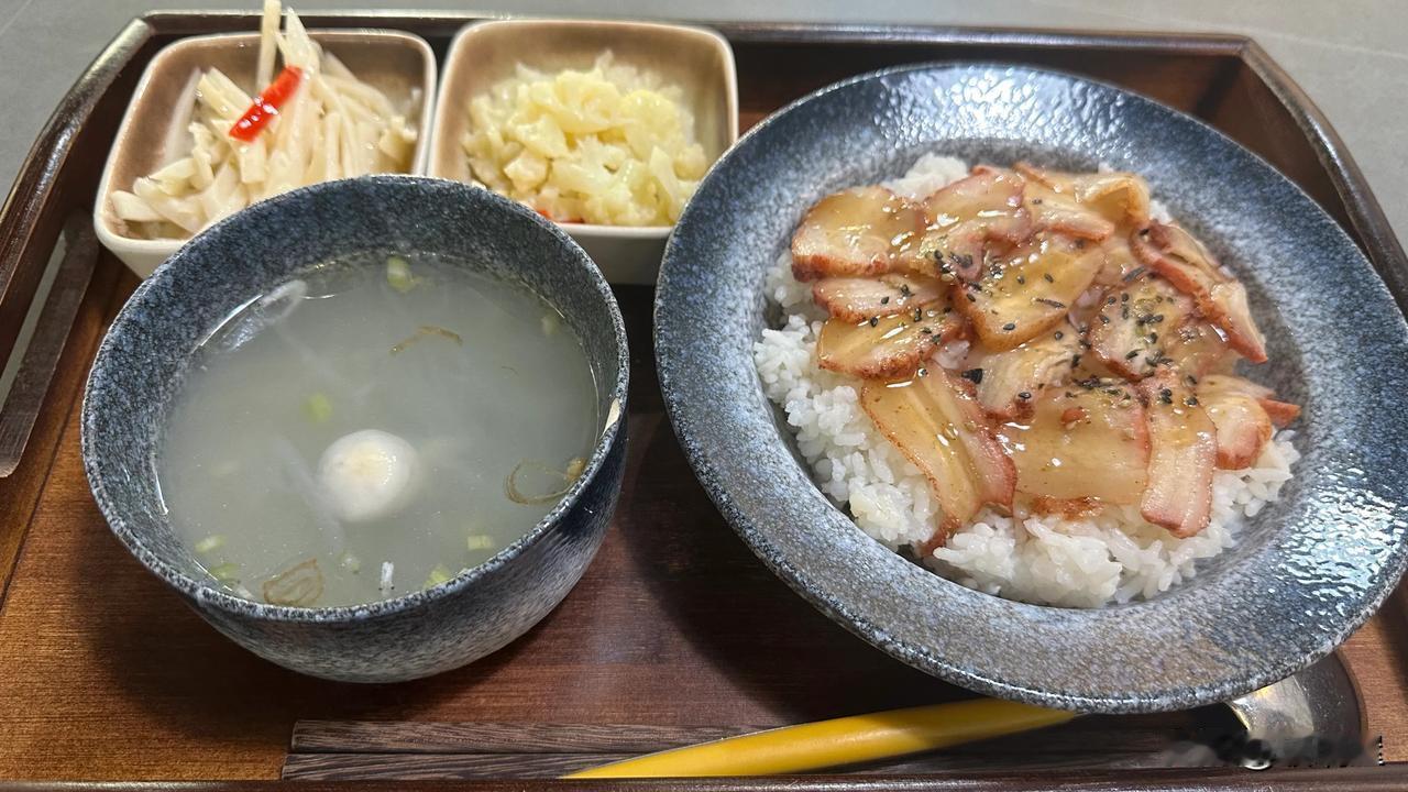 中午在附近二公里范围内走街串巷遛了一圈，就为找一口吃的，希望能找家没吃过的看样子