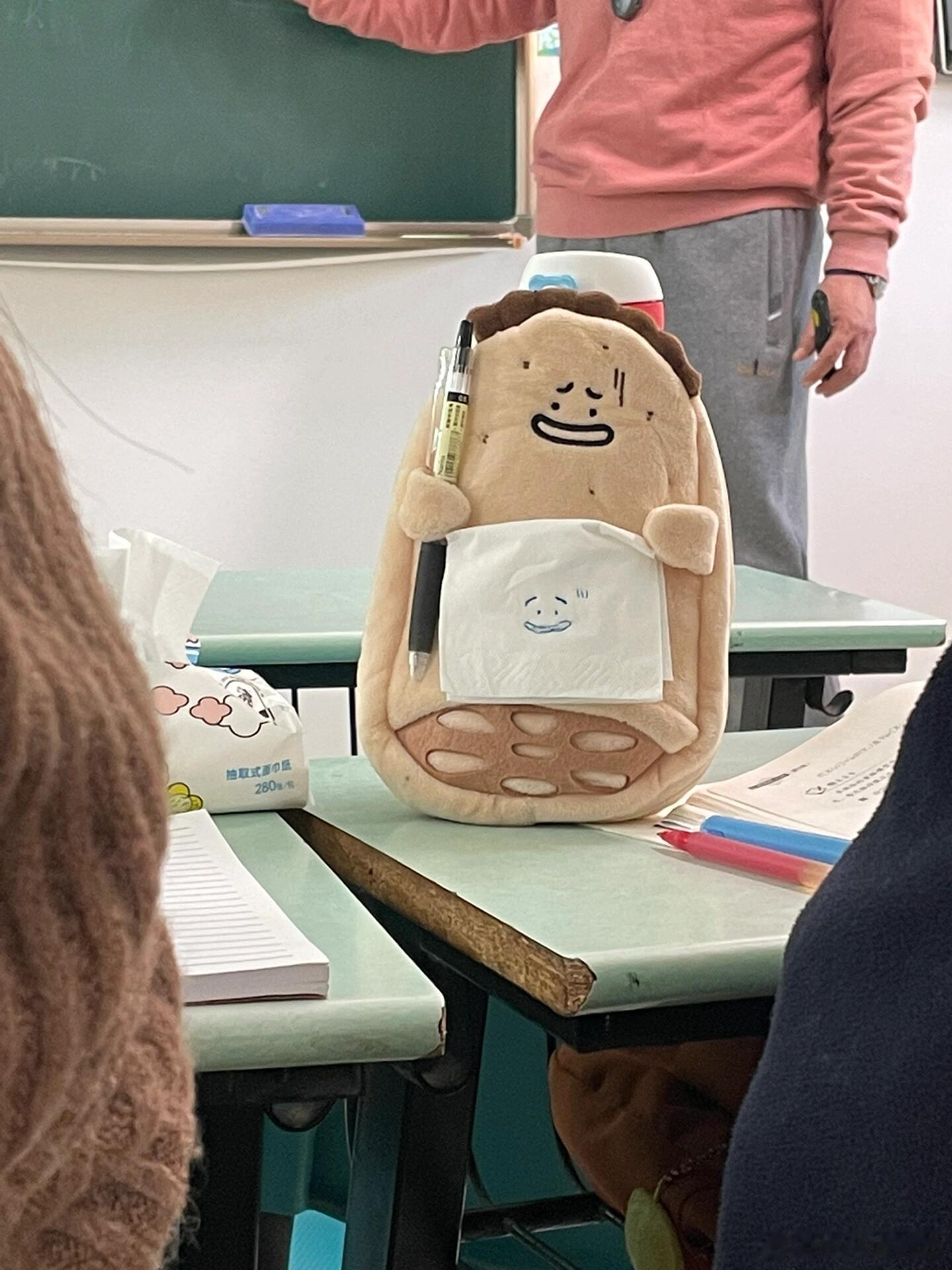 生动诠释了大学生上课的精神状态怎么会有这么搞笑的笔袋啊值得一篇微薄[doge] 