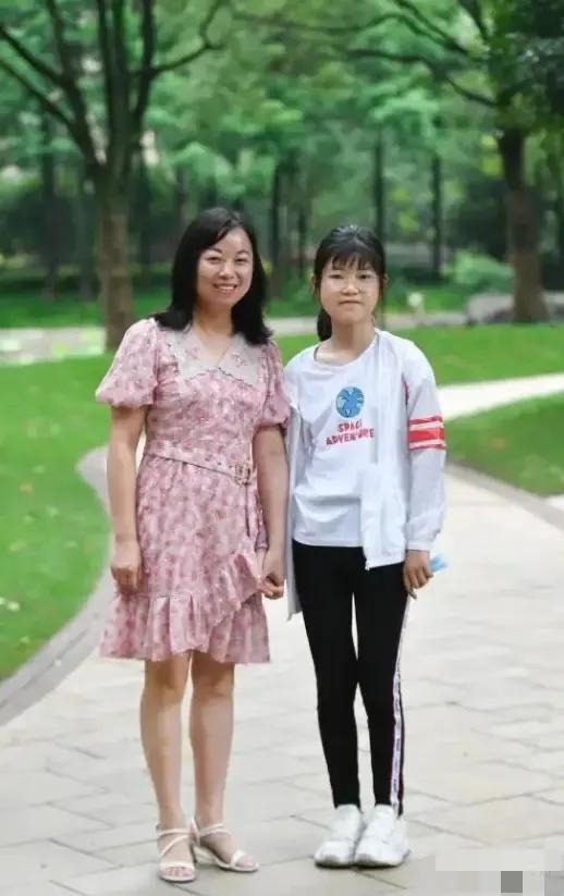 2011年，杭州2岁女童从10楼掉落，1女子徒手将她接住，事后，她虽获得30万奖