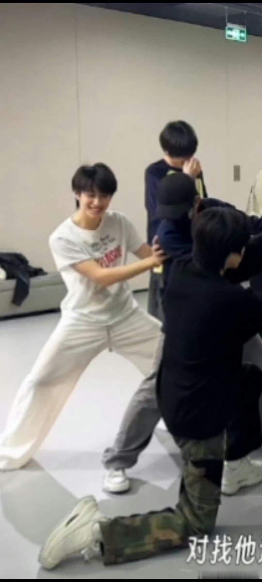 朱志鑫 整个时代峰峻最没办法的人穆祉丞一句话，朱志鑫笑到直不起腰 