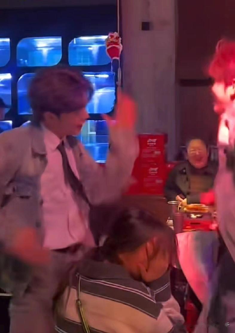 评论区这些女人真的是太饥饿了，闹饥荒多久了啊都这个样子？理解不了……
我可能真的