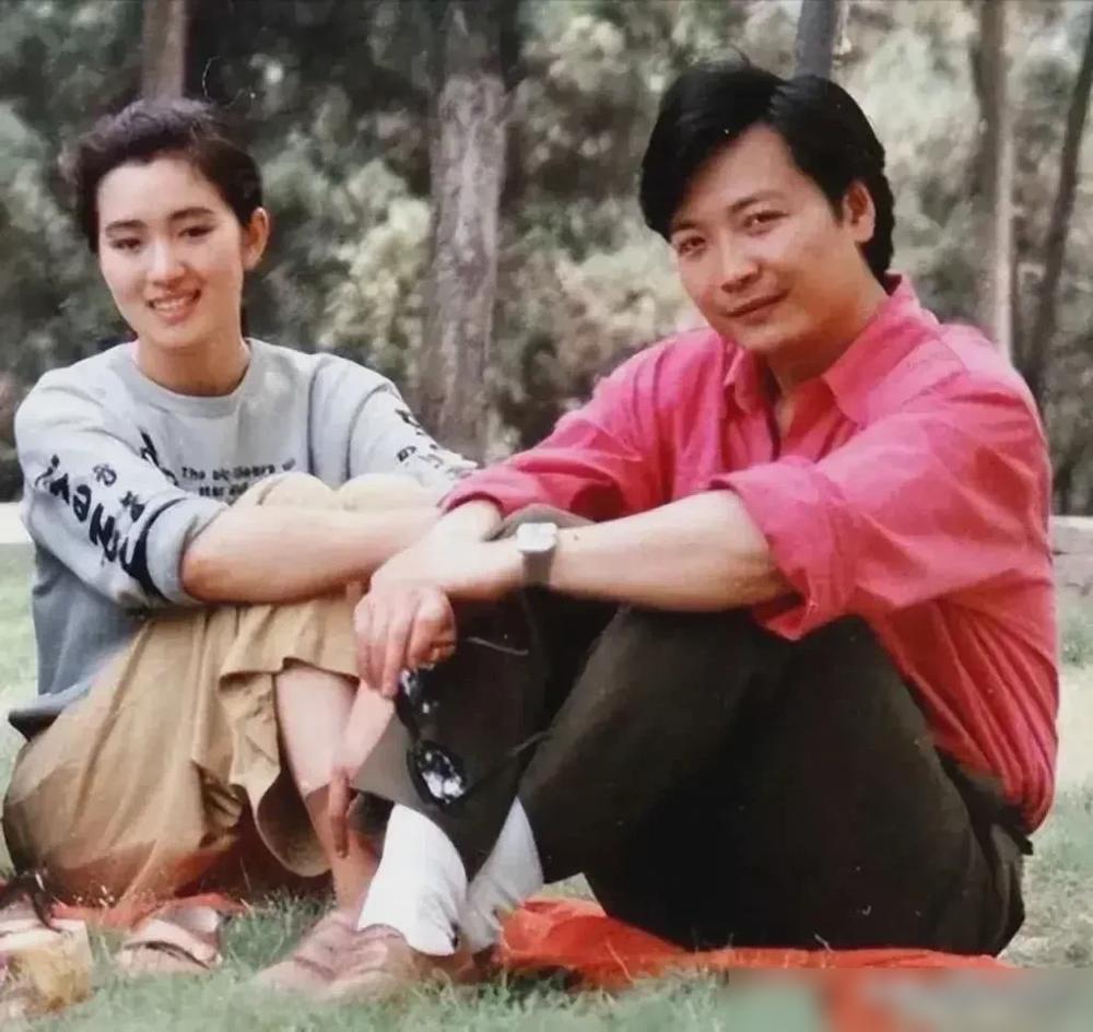 1982年那张巩俐和尹大为的合影，最近又被翻出来。
那时候巩俐17岁，在印刷厂