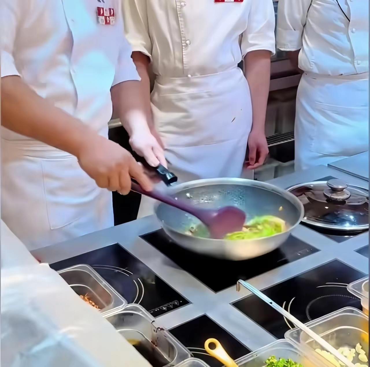 中国之大无奇不有！西贝一个馒头卖21元我不意外，鸡汤里没鸡我也无所谓，但是……你