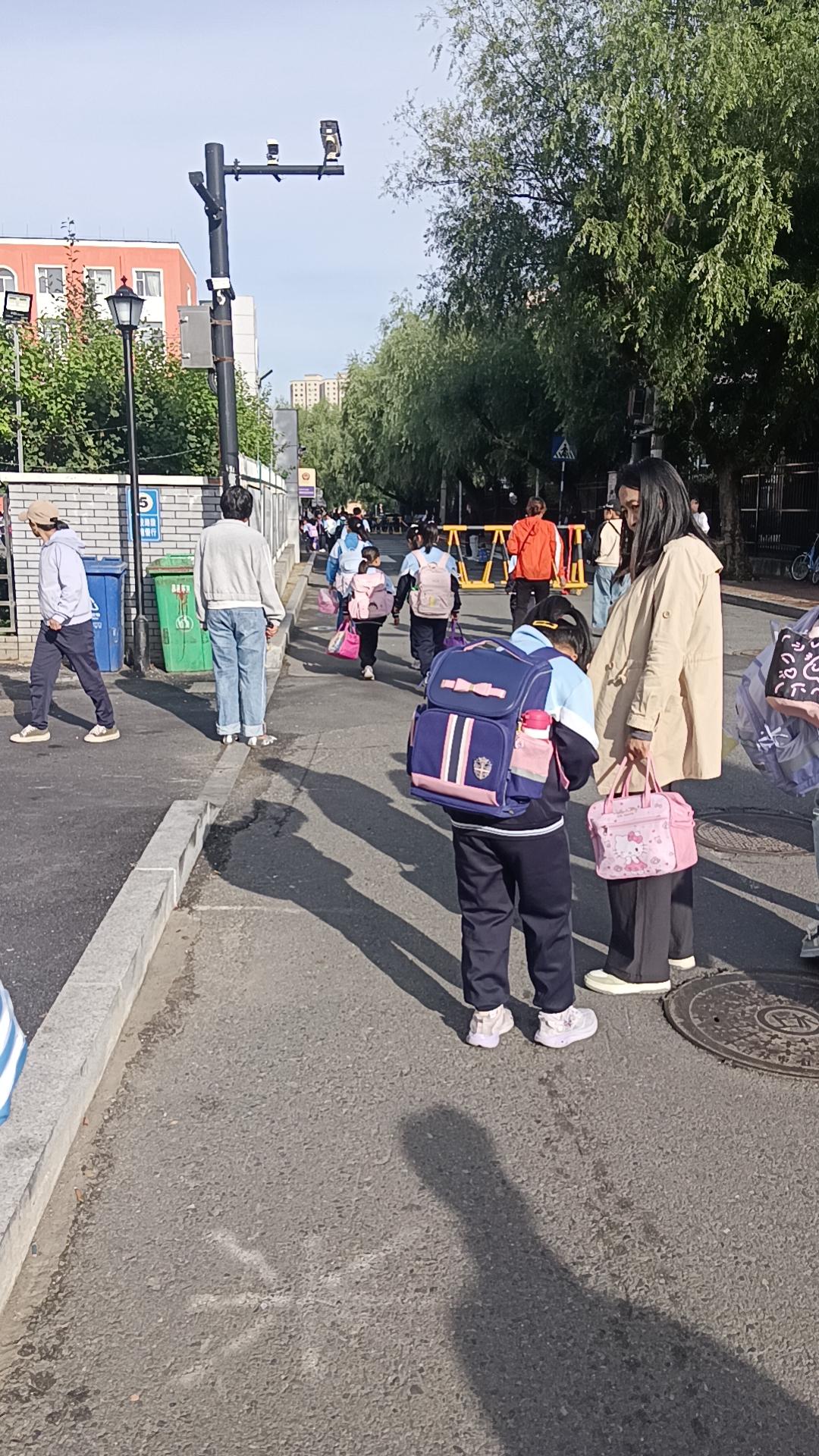 标题：送娃开学之后，我慢慢想通一件事
每到开学，很多家长心里难免牵挂，担心孩子能