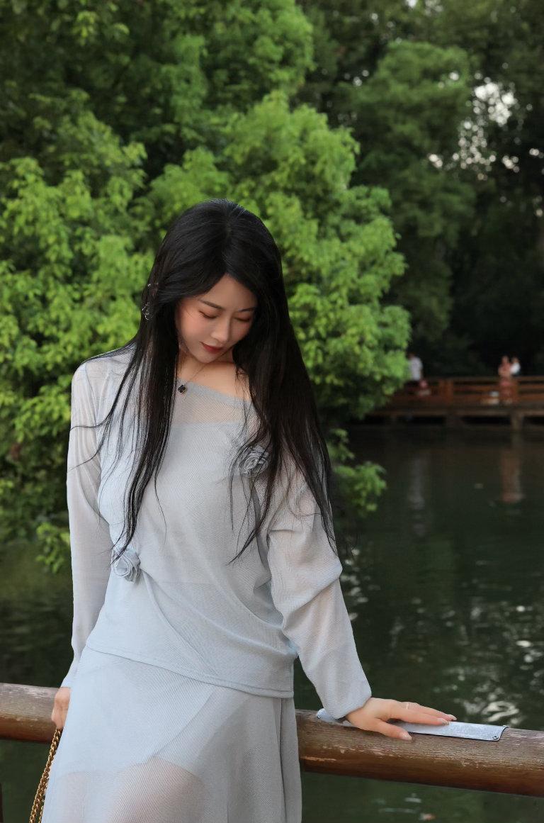 我现在的年纪，就是你说我年轻我不信，说我老我又不服的阶段。五十多岁，白发有几根，
