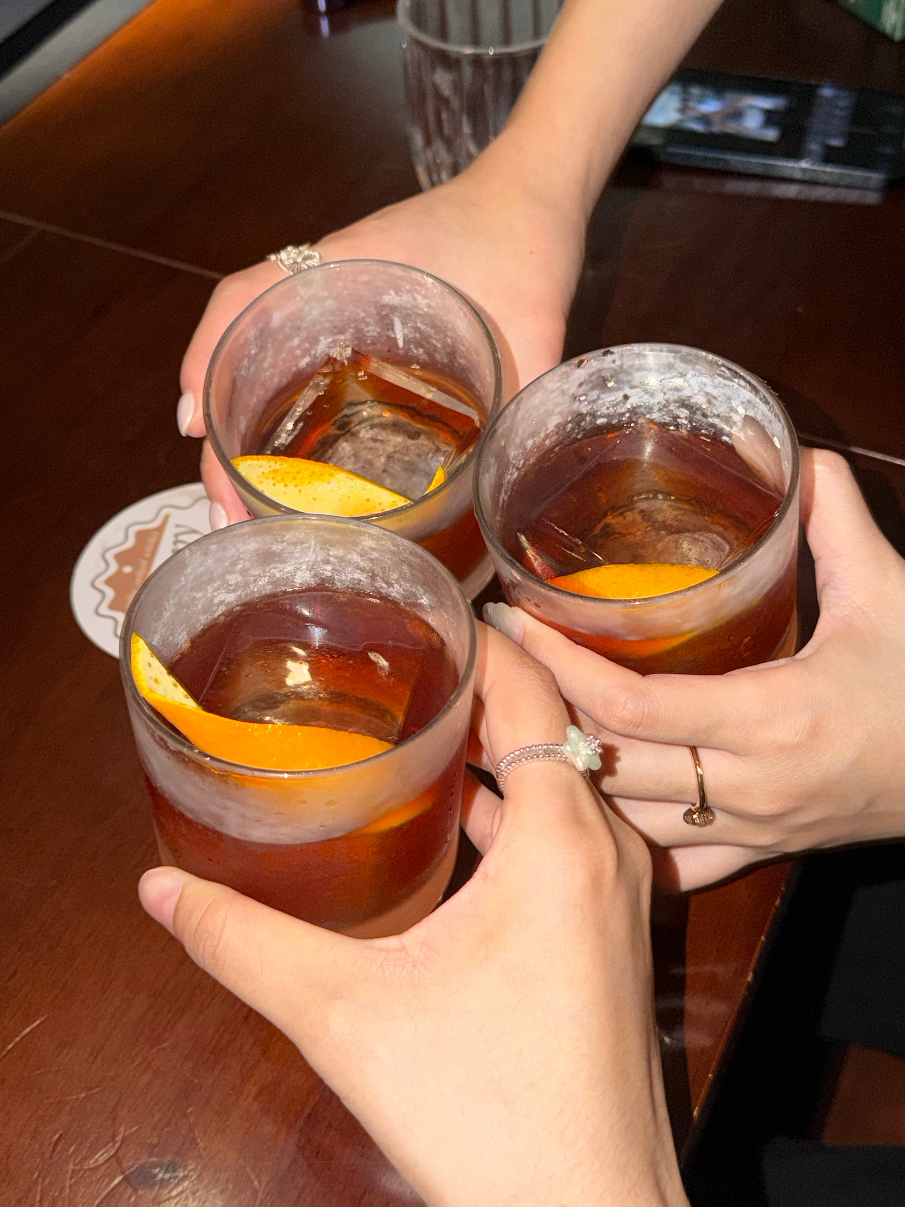 有个调酒师朋友的好处大概就是特调随便喝 周末两天很爽喝了🍺