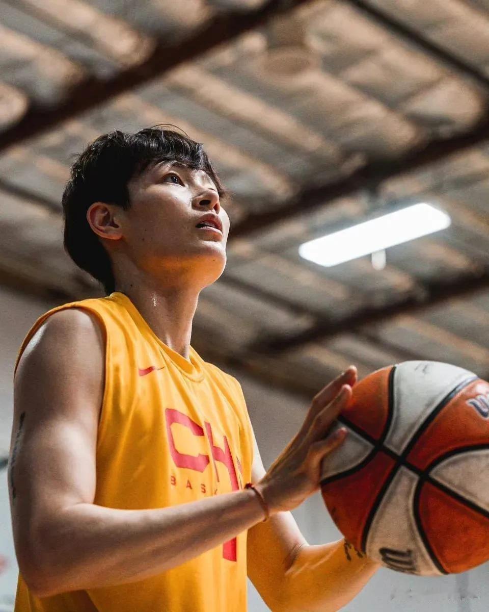 中国女篮队长杨力维将身穿37号球衣，参加WNBA洛杉矶火花队于4月30日在加利福