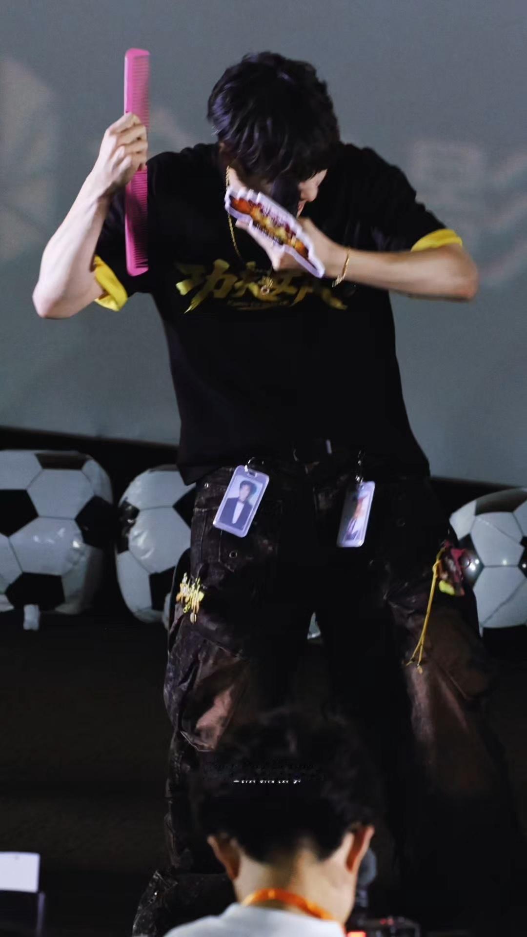 张艺兴路演还原腿毛舞笑到跺脚！张艺兴路演现场复刻《功夫女足》名场面，徐风火烧腿毛