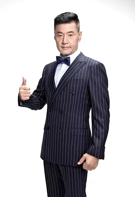 1985年，于荣光背着20万现金，满心欢喜地回家，偷偷地藏进冰箱里，想要给妻子一