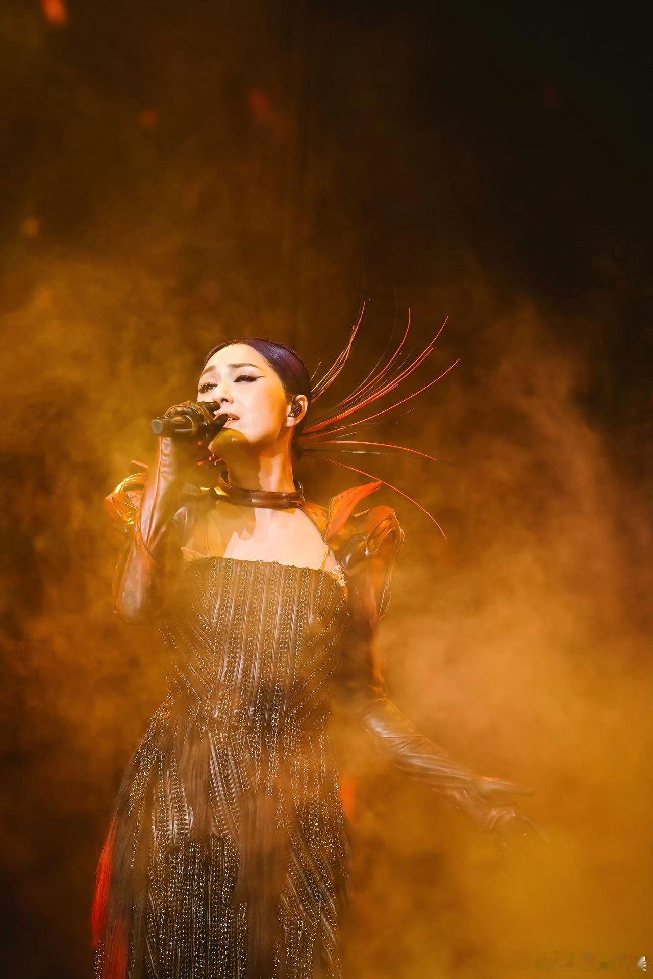 #张颂文来杨千嬅演唱会了#张颂文被发现去了杨千嬅演唱会，他翻唱的那首歌还在脑海中