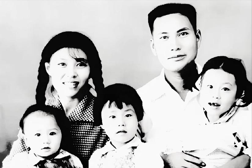 50年代，张万年将军与爱妻钟佩昭以及三个活泼可爱的女儿五口之家的一张全家福留影。