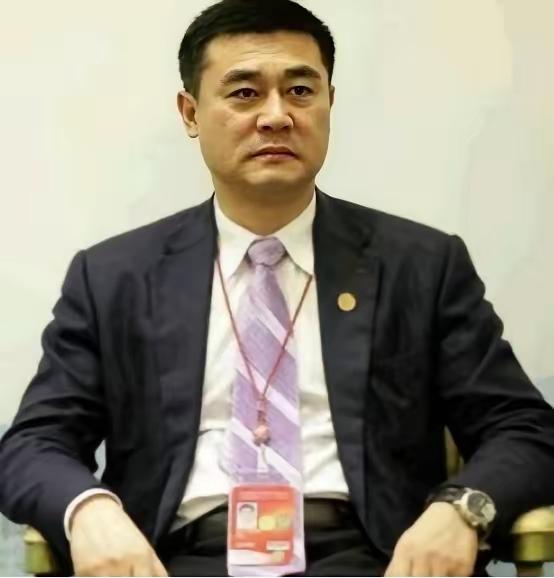 广东深圳的“黑老大”张伟，在狱中做梦都想不到。
 
他曾经时刻佩戴的百达翡丽全球