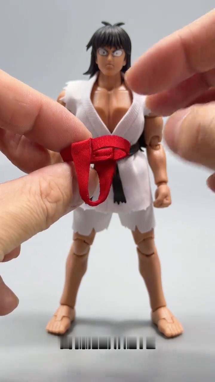 这个人我倒是认识，但两条红色交叉还带点香味的布条是什么道具？好难猜。这些大圣出品