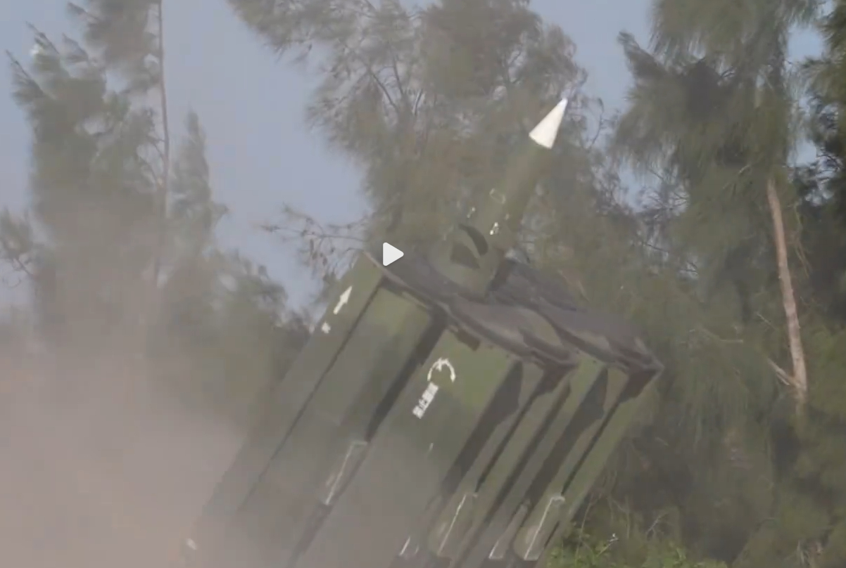 东战191远火使用370毫米制导火箭弹对海打击，精度很不错，有多发是连续命中同一