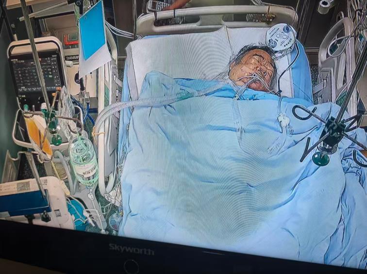 男子在楼道对女孩行凶，60岁男子上前制止被捅5刀，家属求助：