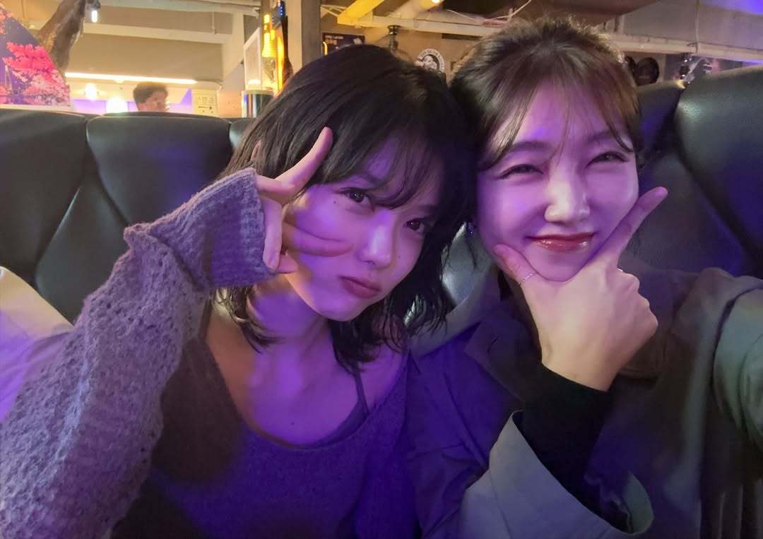 雅珍妈林善艺(李秀安 饰)ins分享与亲爱的X剧组聚餐照片(金裕贞相关图1，图2