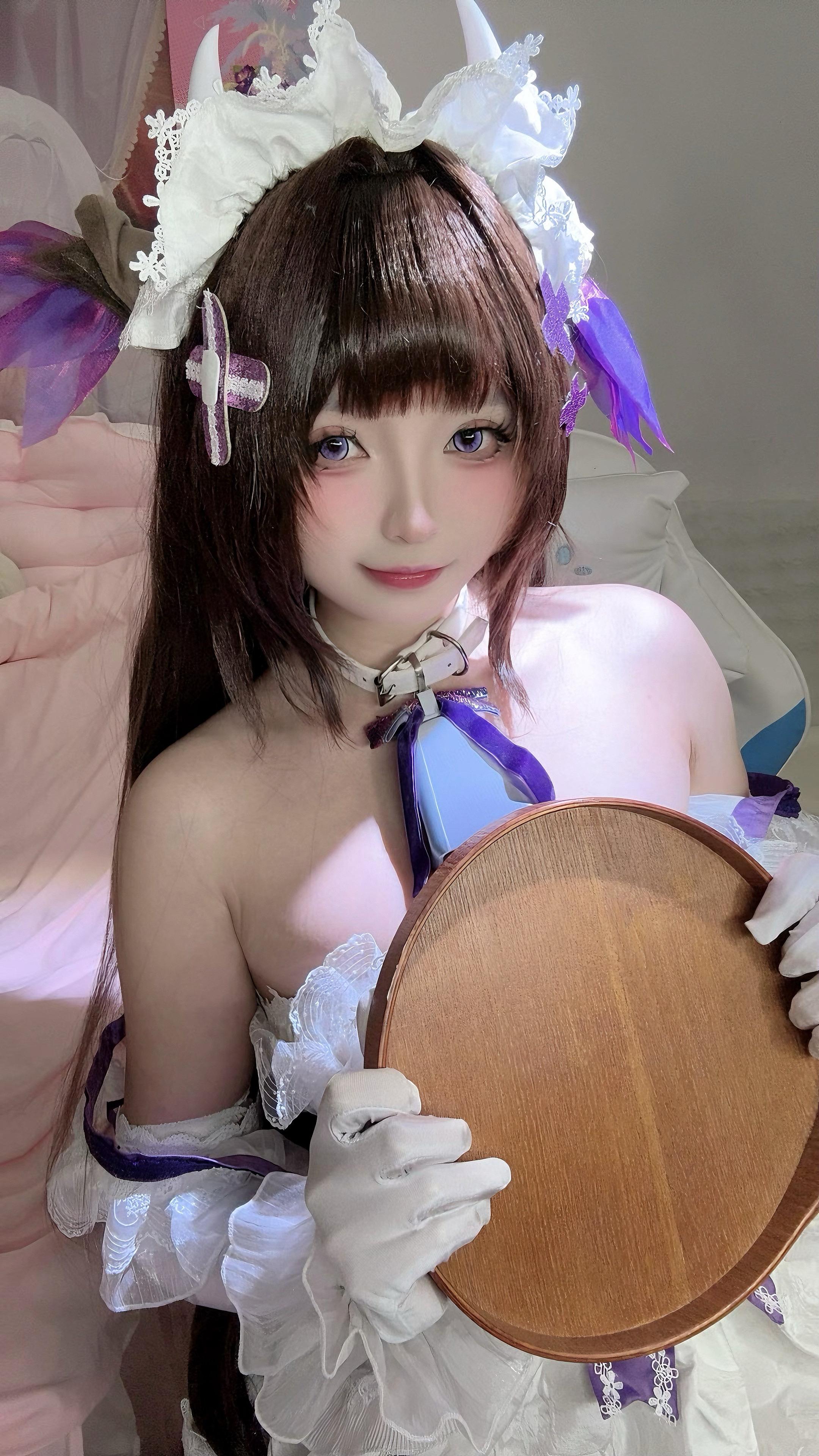 指挥官…肩带掉了。