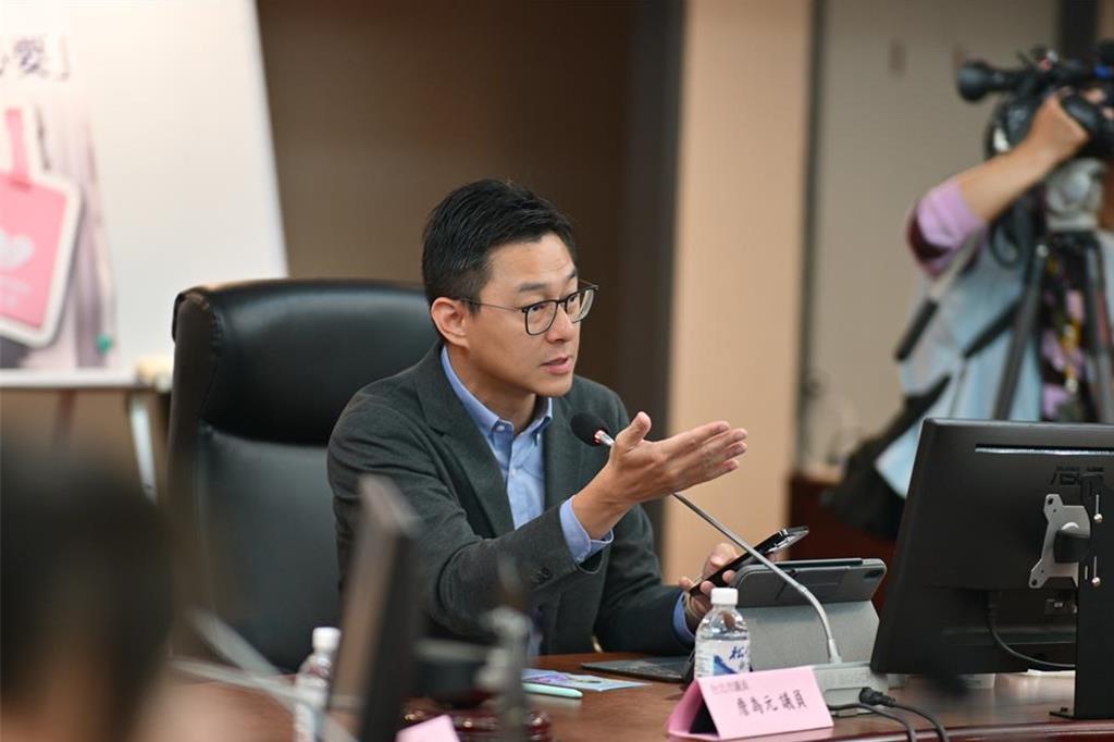 何欣纯6鞠躬喊“不要挡无人机” 詹为元轰：选举作秀
国民党“立院”党团、民众党“