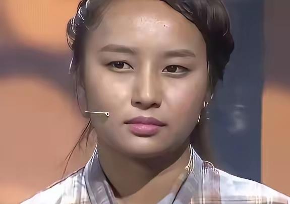 西藏女孩出生六个月，父母离异，把她丢给姑姑。2007年，姑姑实在养不起，把十岁的