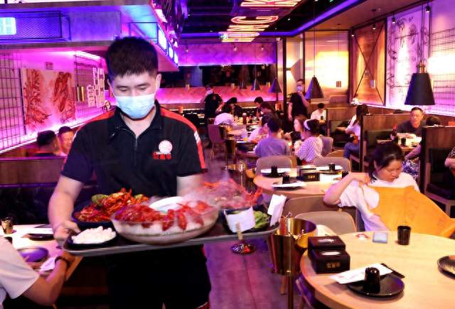 普通人做餐饮还有机会吗？过来人：咖啡5块5没人买，你能撑多久？