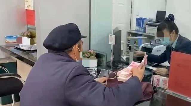 广东肇庆，一大爷在银行存了1万元为期1年的定期，隔年到期后，取出利息又存入2万元