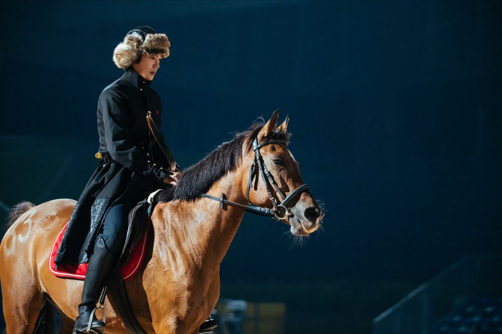 于适骑马意气风发，那一幕宛如热血番男主降临现实。在骑射大赛开幕式上，他身着干练劲