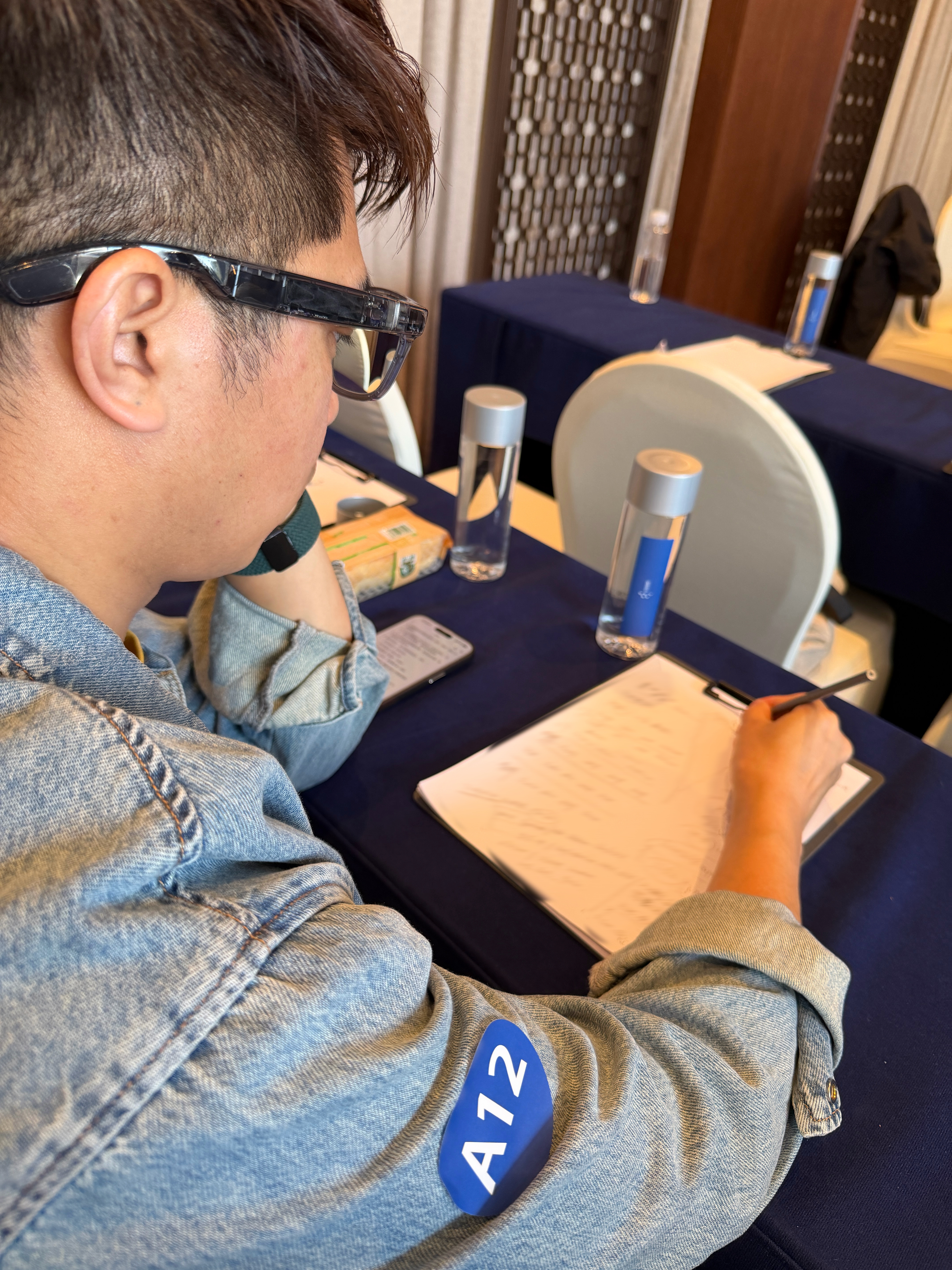 论同桌上课时有多认真！把魏牌V9X的信息总结了满满一张纸。托着下巴听着很投入 看