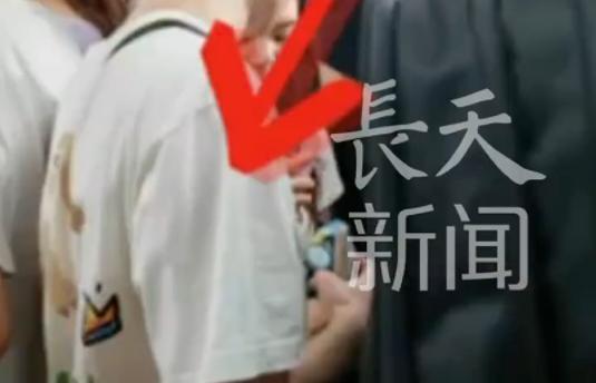 “三观炸裂！”重庆，地铁早高峰期一名女子挤上拥挤的车厢，突然她感到身后有股暖流，