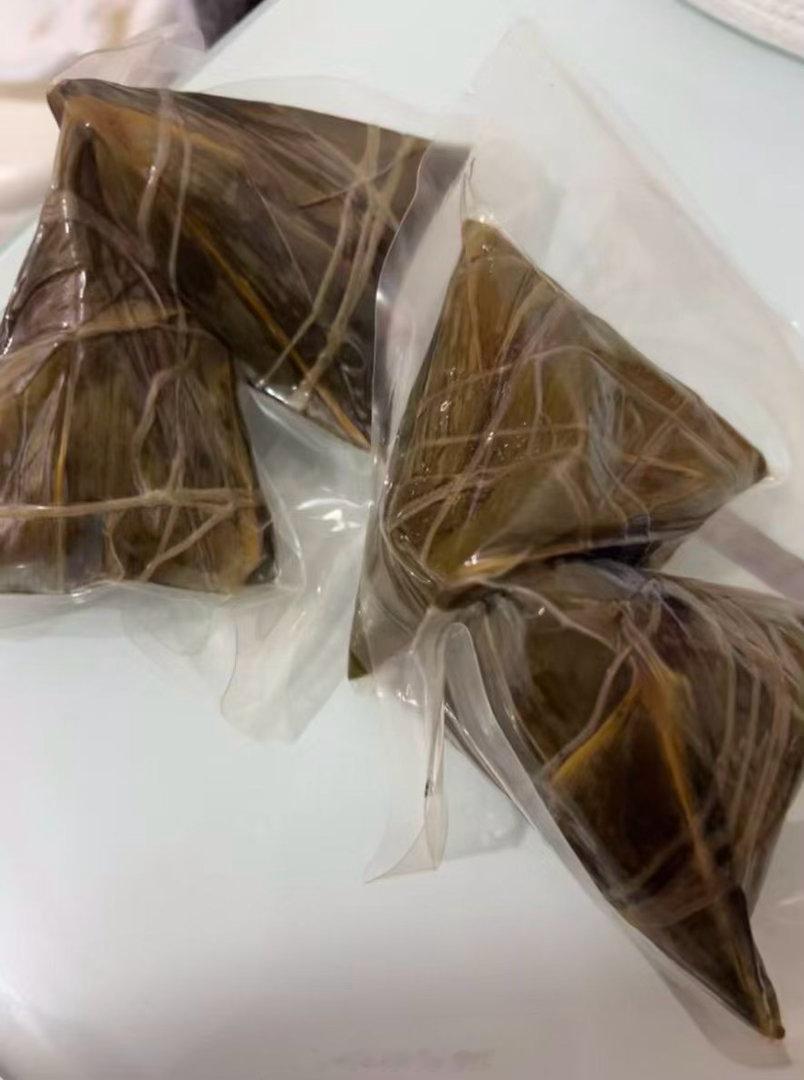每次到了粽子节，家里总要为“吃甜还是吃咸”打一架吧？今年直接端五芳斋福享礼盒上桌