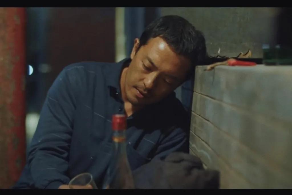 剧情中，秦川为了“郭凤英诈骗案”，跟胡兵局长闹成“死对头”；东萍的“丁丽母女被杀