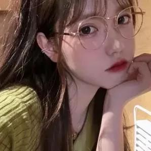 甜美眼镜少女，清新自然，元气满满，快来get同款眼镜吧！👀💕眼镜系美女 眼镜