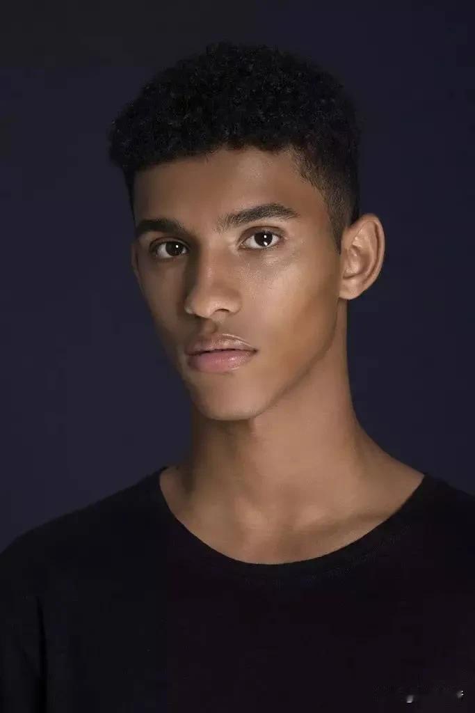 这个老外讲中文很溜！
昨天晚上去学府路的一家药店买药，遇到一个黑人小伙，长相清秀