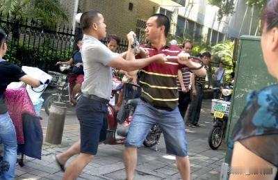 “别人老婆不能摸！”甘肃临潭，朋友新居贺喜酒席上，醉汉摸同桌男子老婆，还出言辱骂